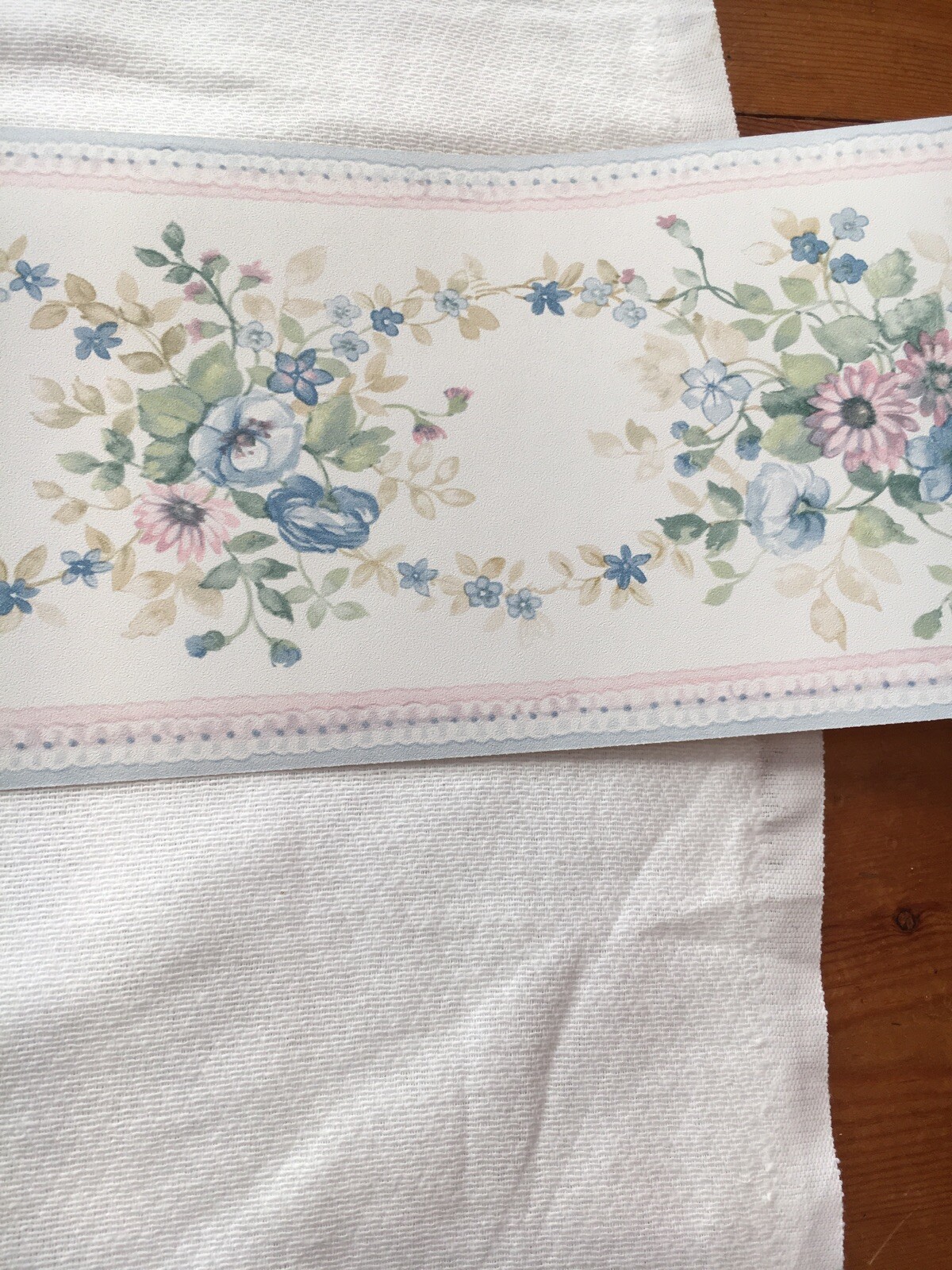 DAINTY PINK & BLUE FLOWERS VINED TOGETHER THEMED WALLPAPER BORDER. NEW!