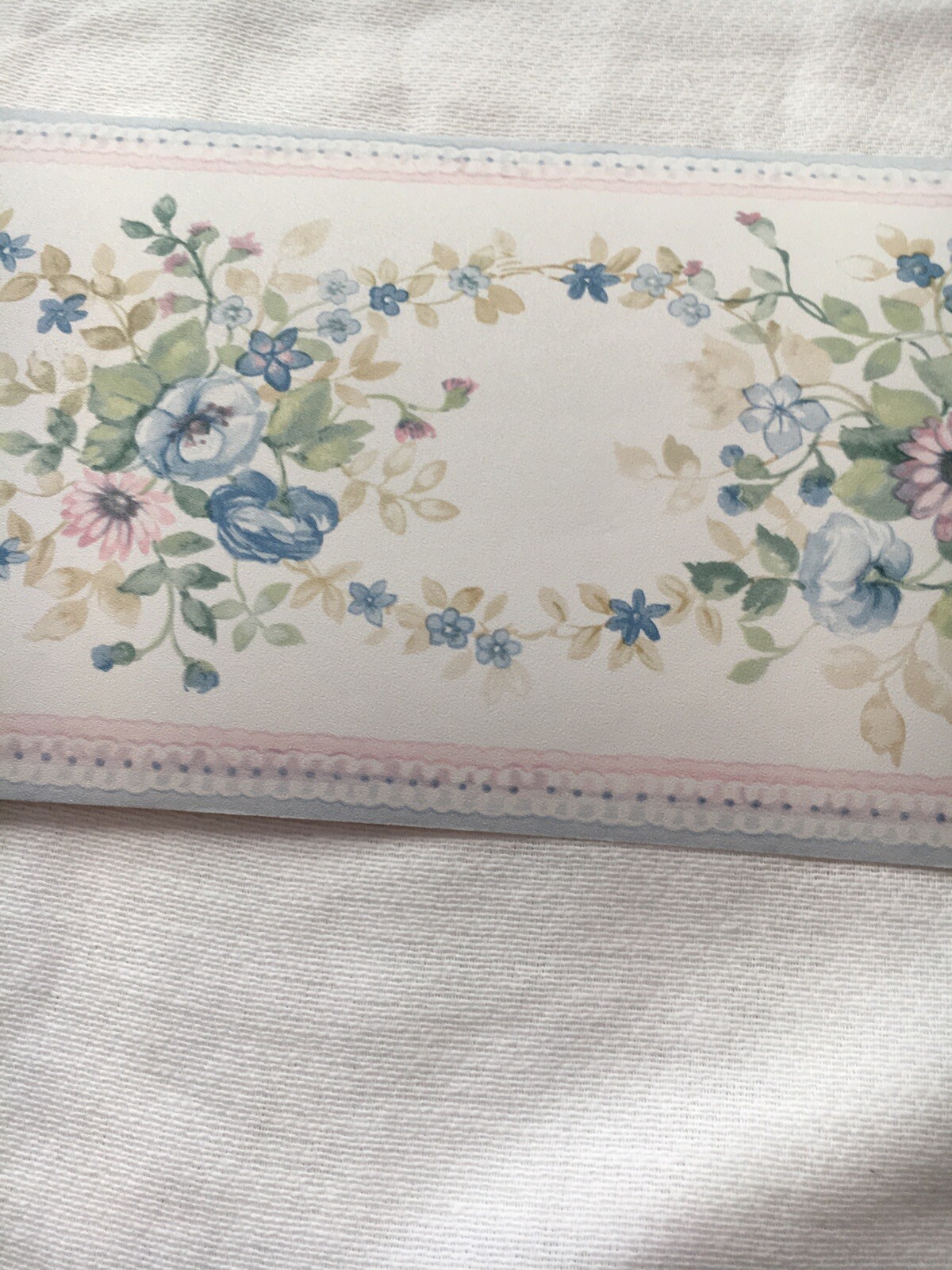 DAINTY PINK & BLUE FLOWERS VINED TOGETHER THEMED WALLPAPER BORDER. NEW!