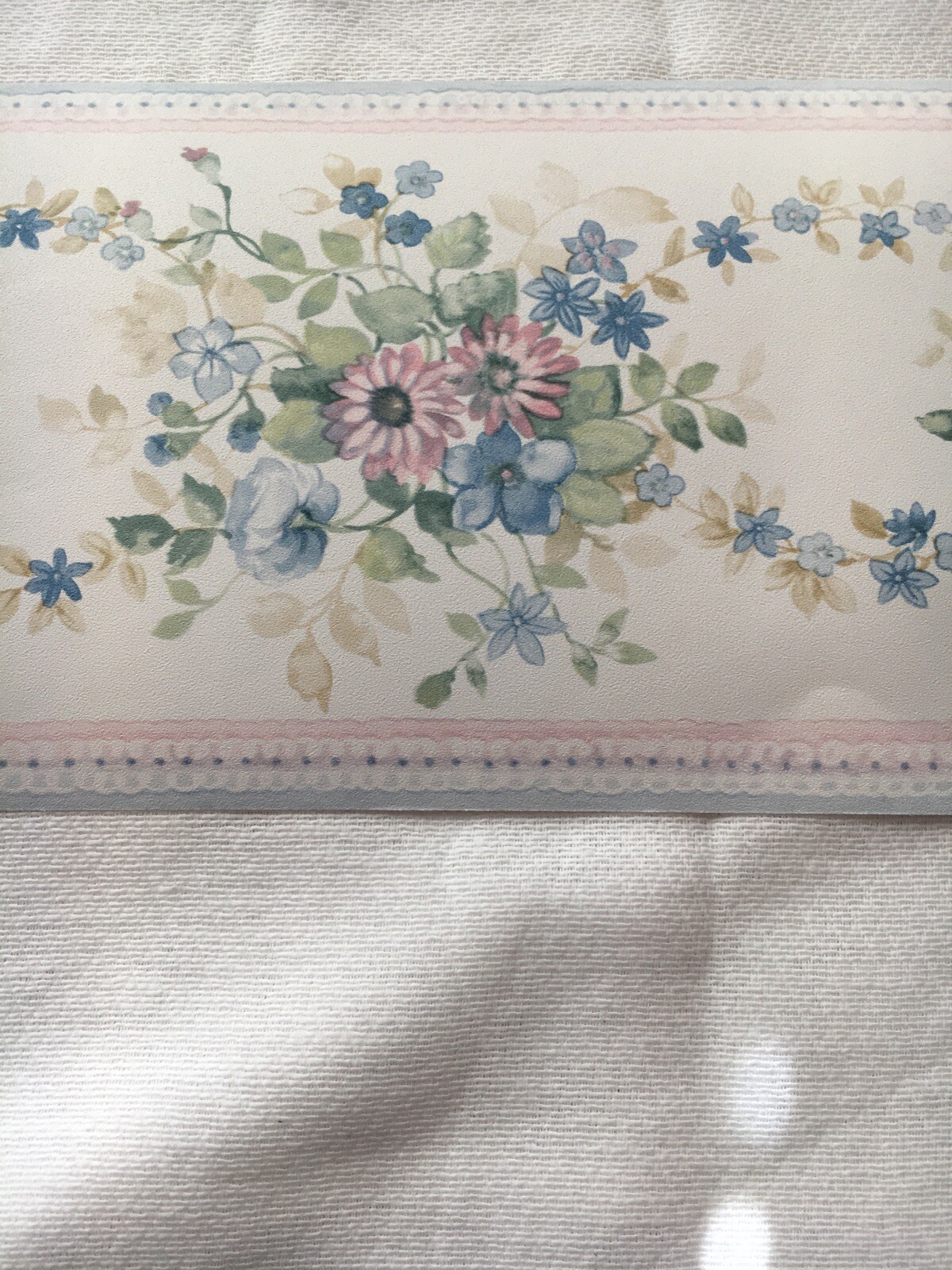 DAINTY PINK & BLUE FLOWERS VINED TOGETHER THEMED WALLPAPER BORDER. NEW!