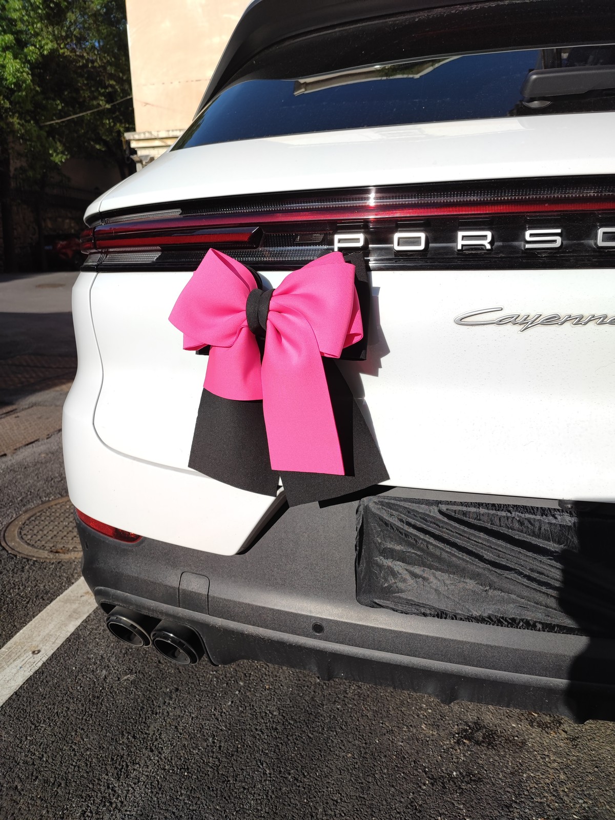 The bow tie stickers can be used on cars, at home, and in other scenarios