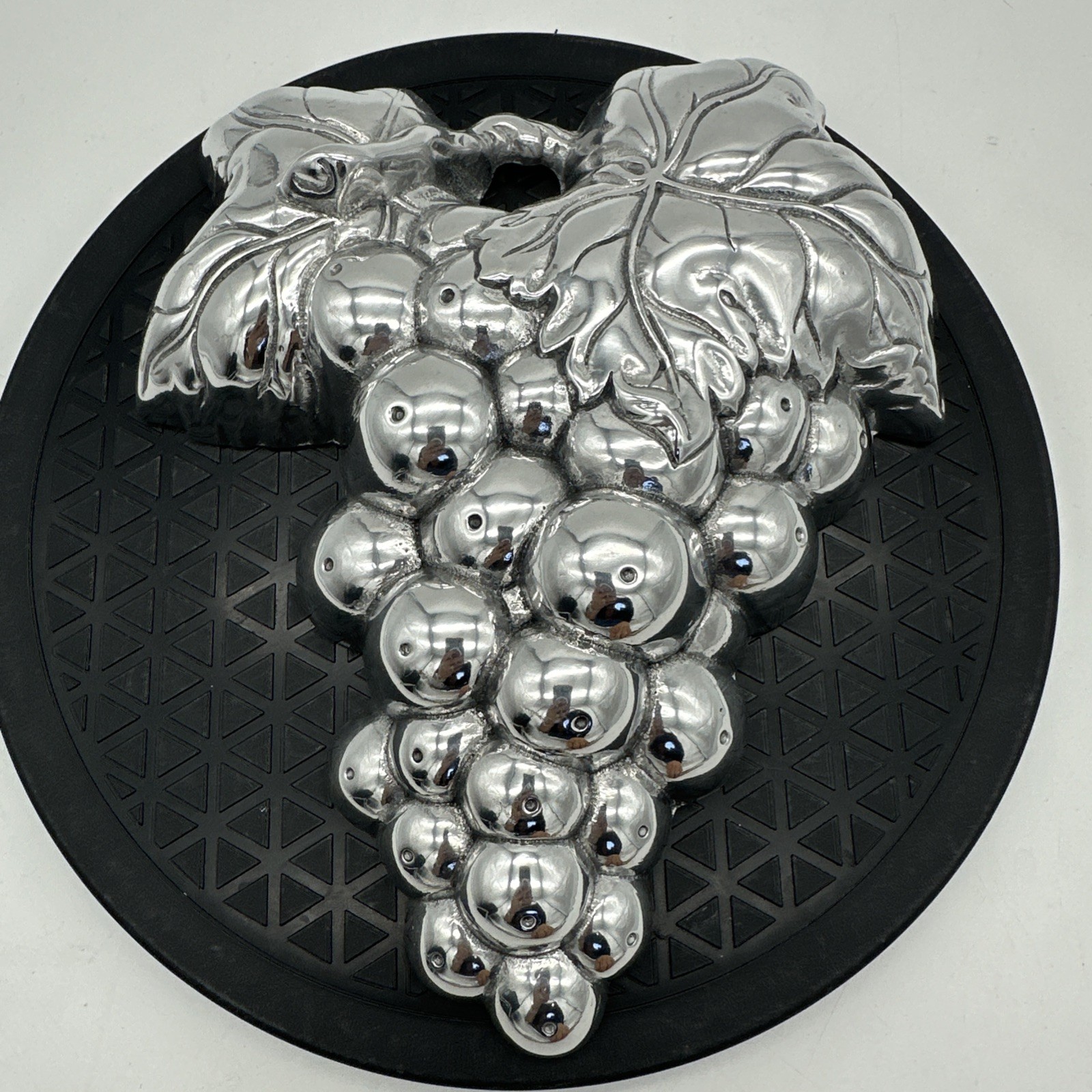 Bunch of Grapes Silver Cast Aluminum Wall Hanging Decor