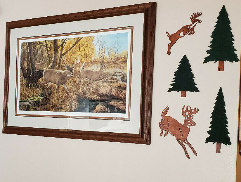 Beautiful Custom made Whitetail Buck accent for your picture arrangements.