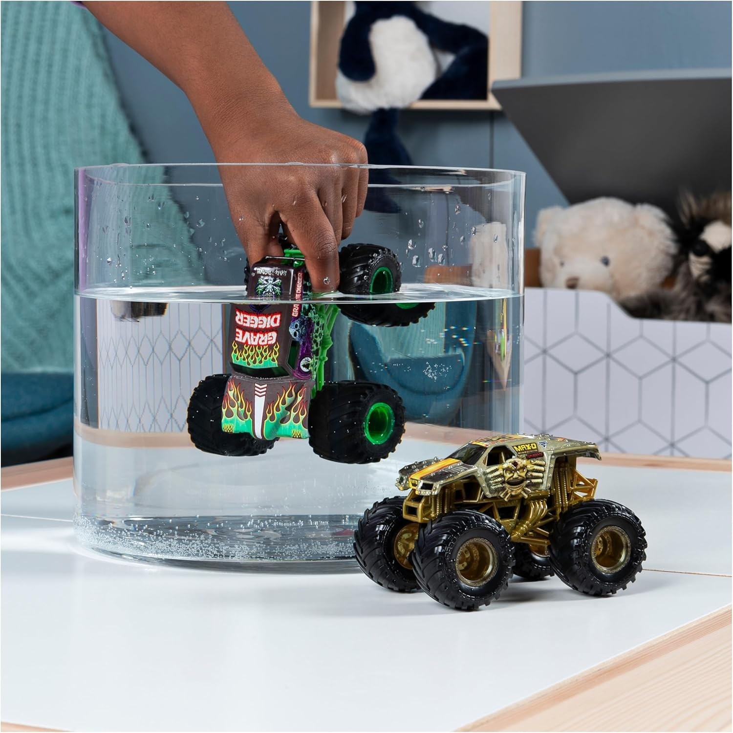 Official Reveal the Steel 4-Pack of Color-Changing Die-Cast Monster Trucks,…
