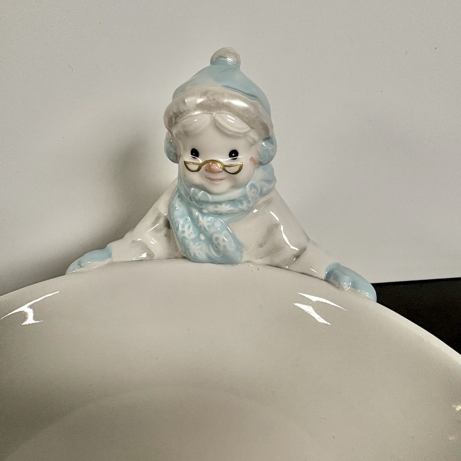 Avon Exclusive 2002 ‘SnowLady’ Christmas Holiday Pottery Candy Dish Decor