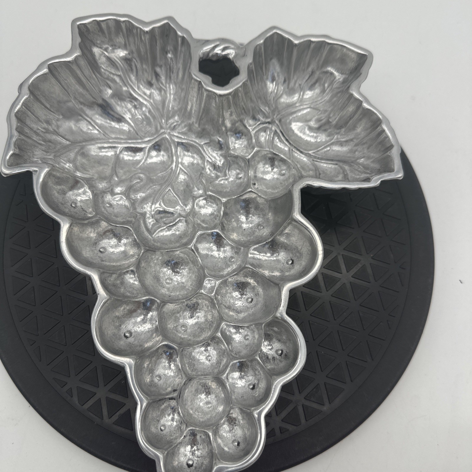 Bunch of Grapes Silver Cast Aluminum Wall Hanging Decor