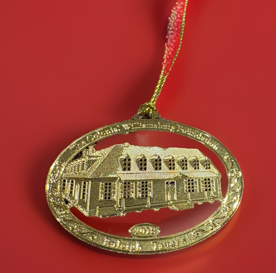 2018 Colonial Williamsburg Raleigh Tavern Oval Gold Finish Christmas Ornament