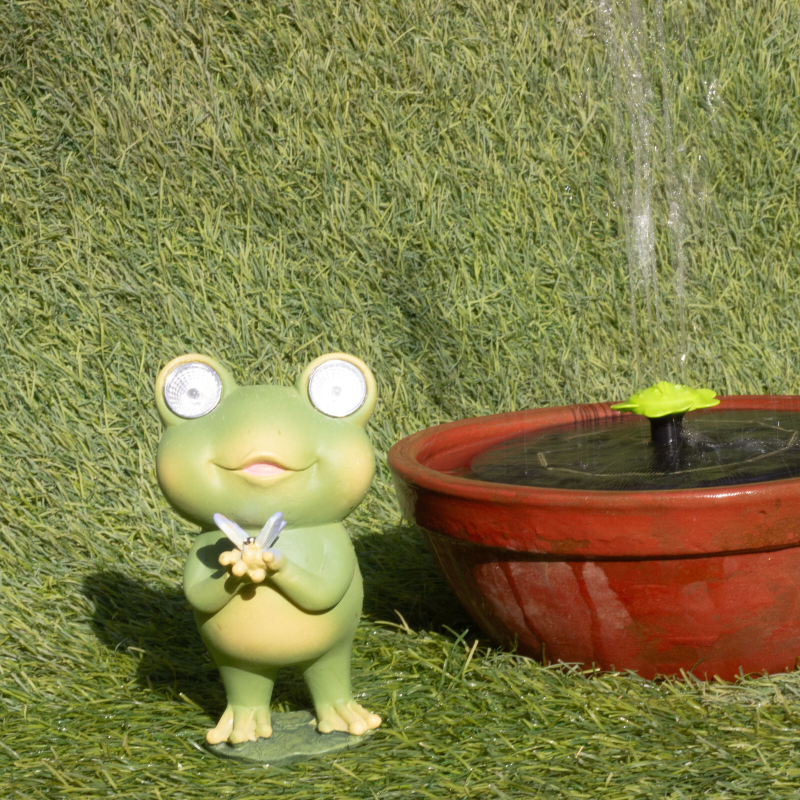 KRAFTSKALA Playful Solar-Powered Resin Adorable Frog Statue – Auto Light-Up Eyes