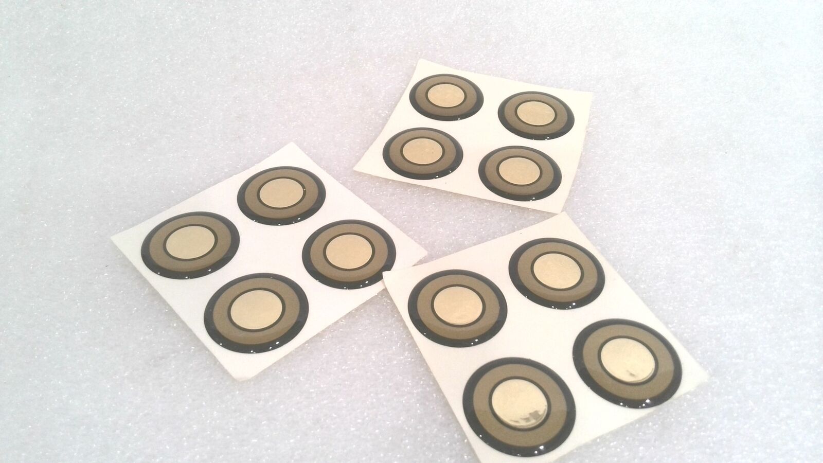 BLACK AND GOLD CIRCLE DOMED DECAL EMBLEM, BLACK/GOLD 2 MM X 1.1" (LOT OF 4)