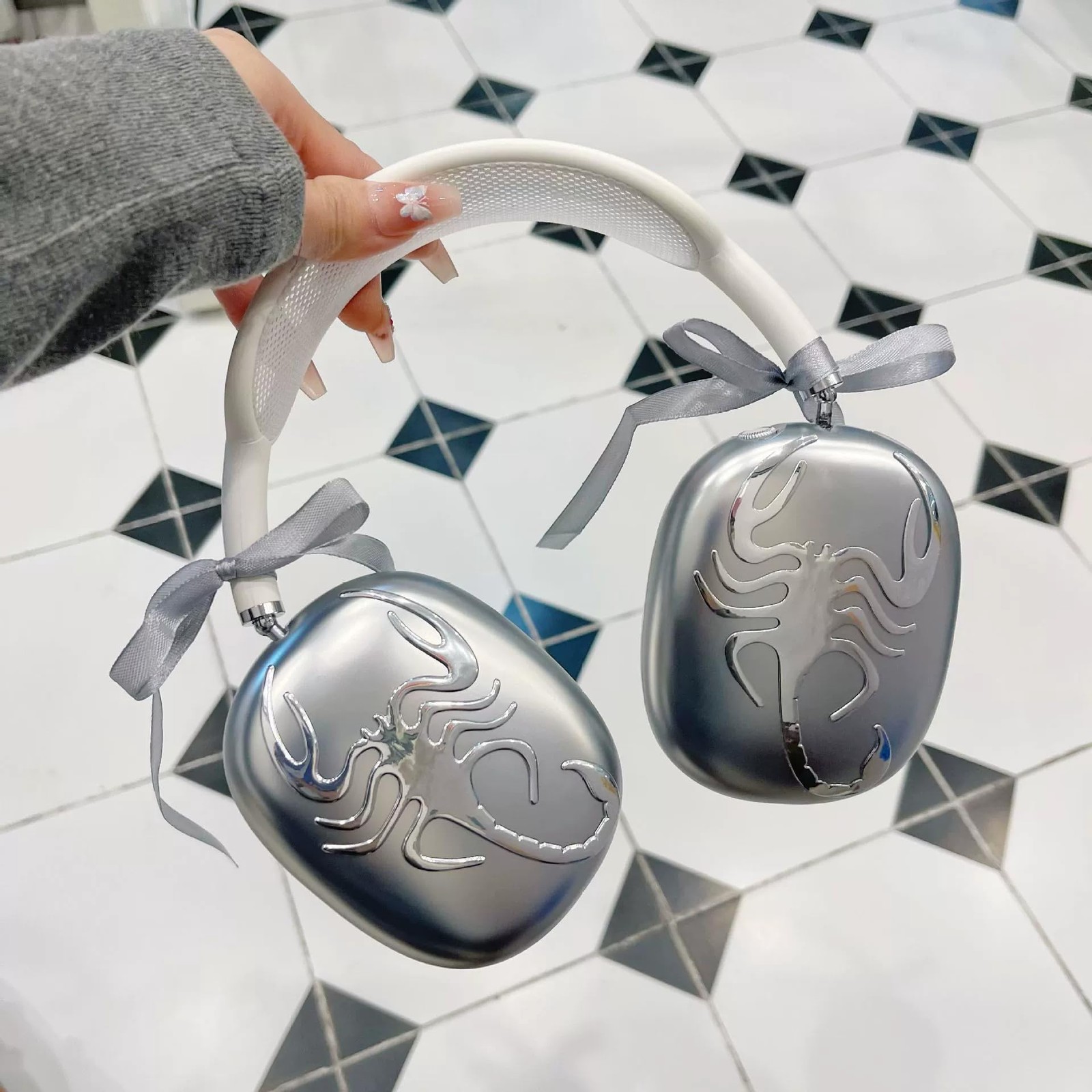 2 Pcs 3D Scorpion Emblem Metal Chrome Stickers for AirPod Max Universal
