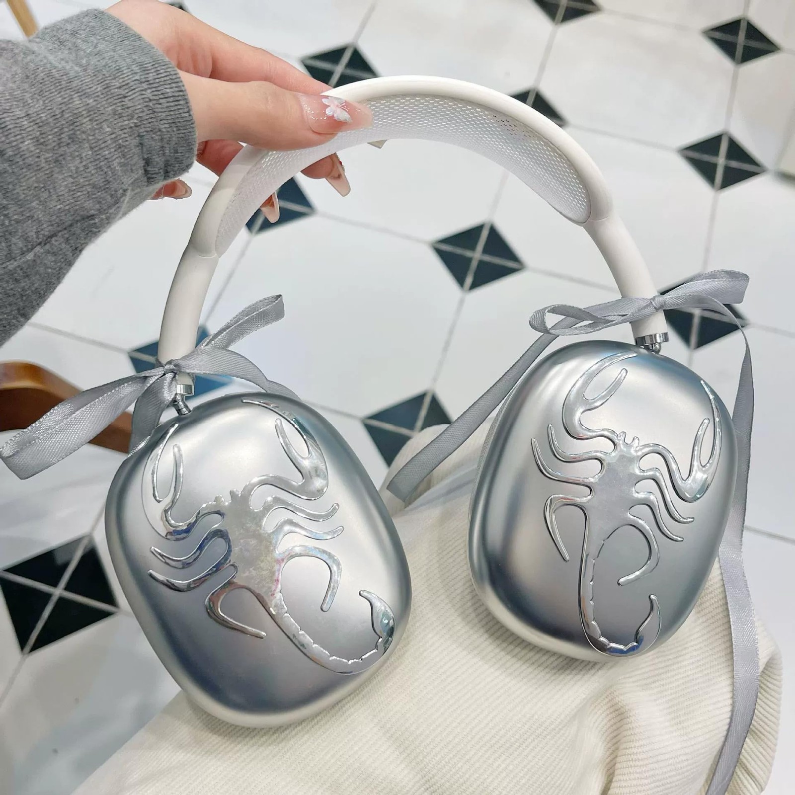 2 Pcs 3D Scorpion Emblem Metal Chrome Stickers for AirPod Max Universal