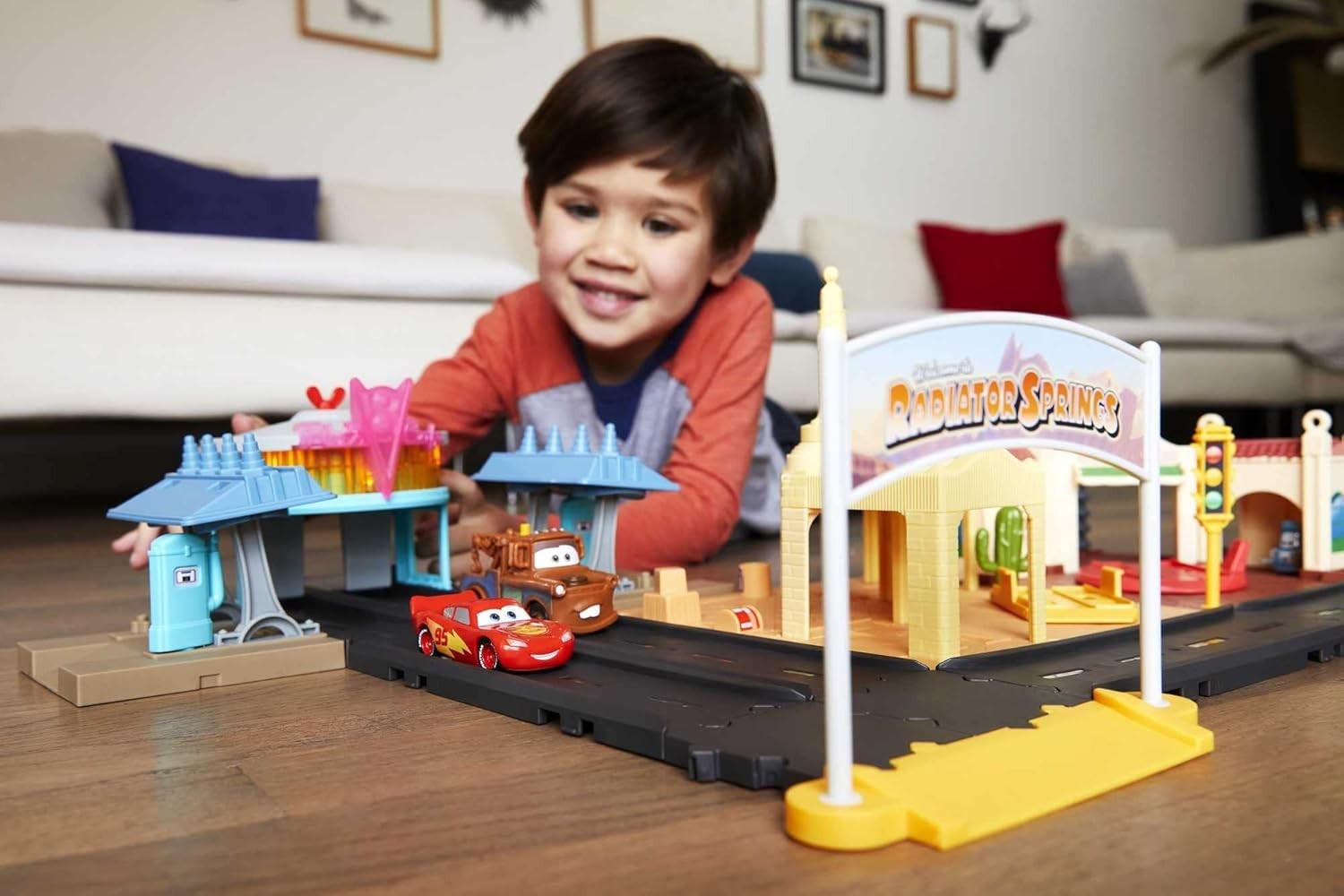 Disney and Pixar Cars on the Road Playset with 2 Toy Vehicles & Light-Up Countdo