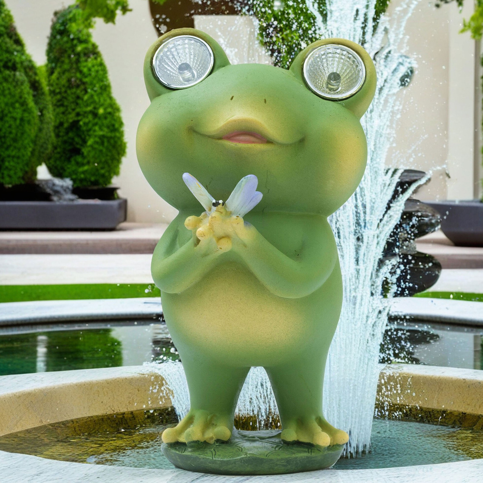 KRAFTSKALA Playful Solar-Powered Resin Adorable Frog Statue – Auto Light-Up Eyes