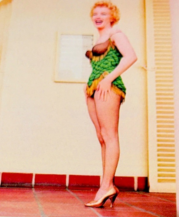 MARILYN MONROE STICKER✨💋✨❤️✨💋✨3 3/8” X 2 5/8”✨VINTAGE✨SEXY BIKINI✨👙✨💚✨💫