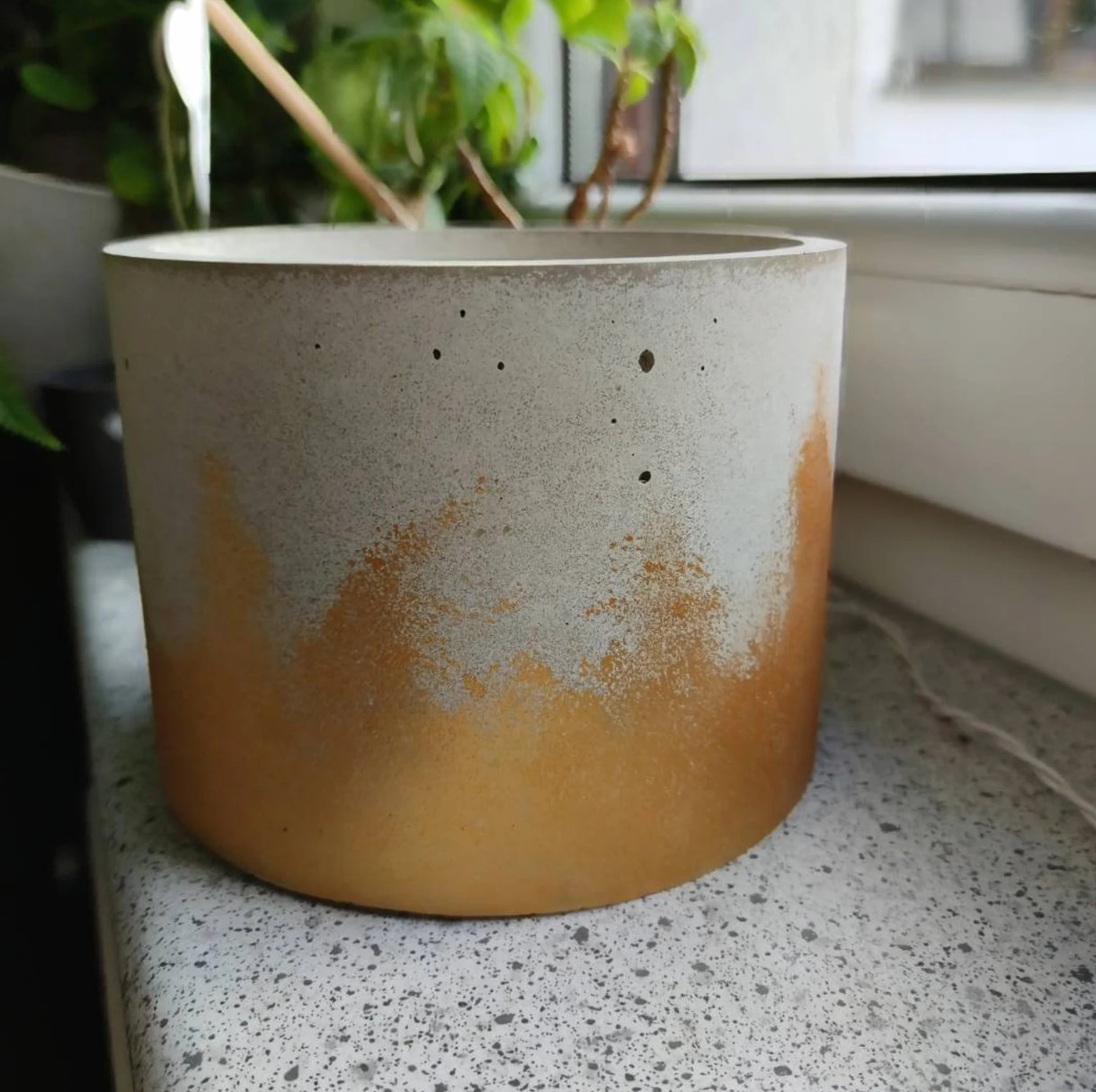 Flower pot concrete in bronze, weather resistant