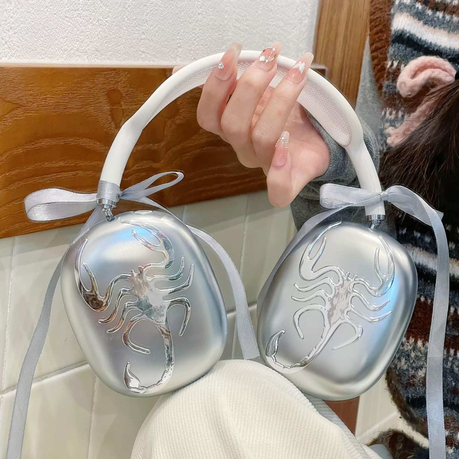 2 Pcs 3D Scorpion Emblem Metal Chrome Stickers for AirPod Max Universal