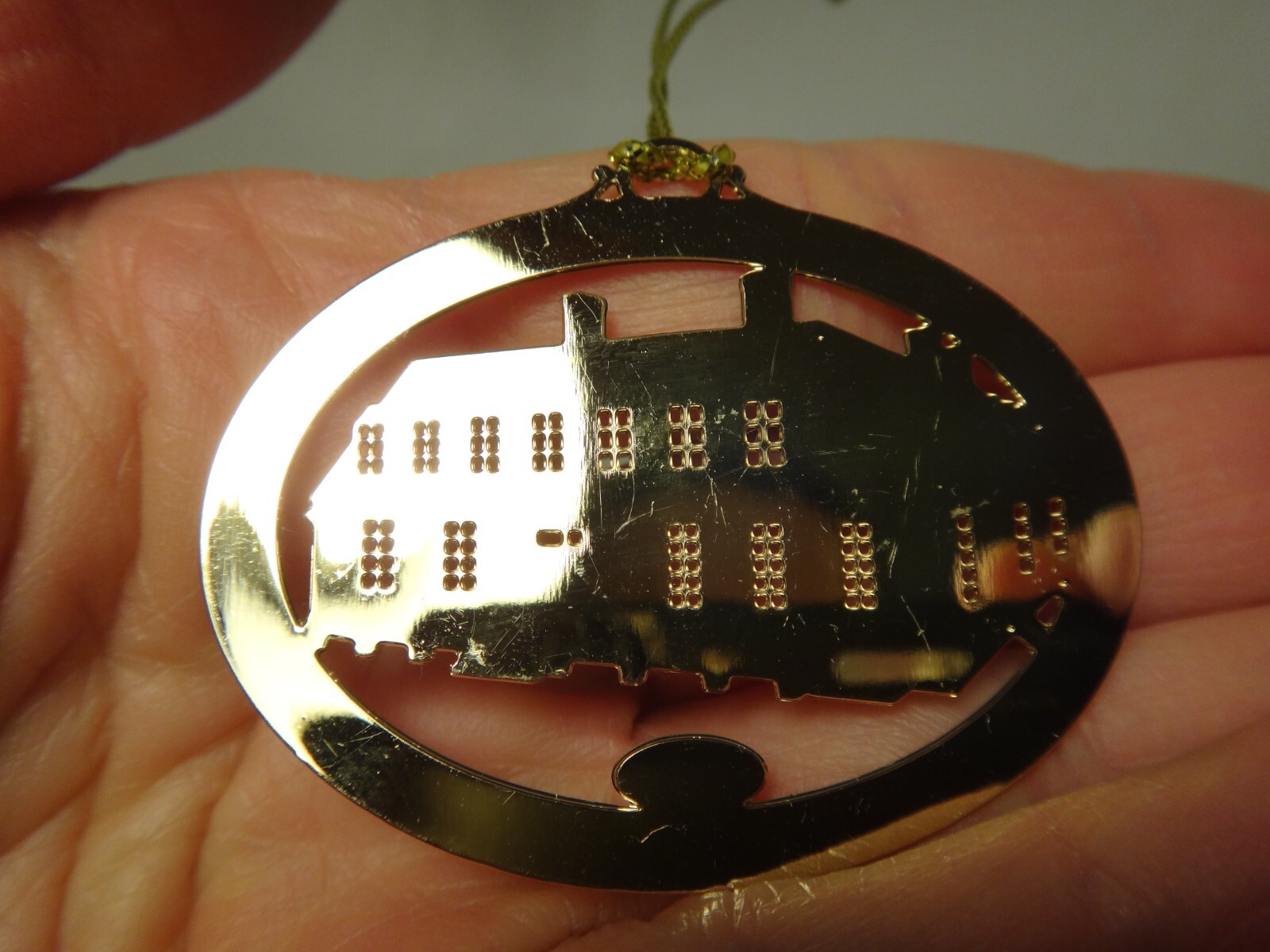 2018 Colonial Williamsburg Raleigh Tavern Oval Gold Finish Christmas Ornament