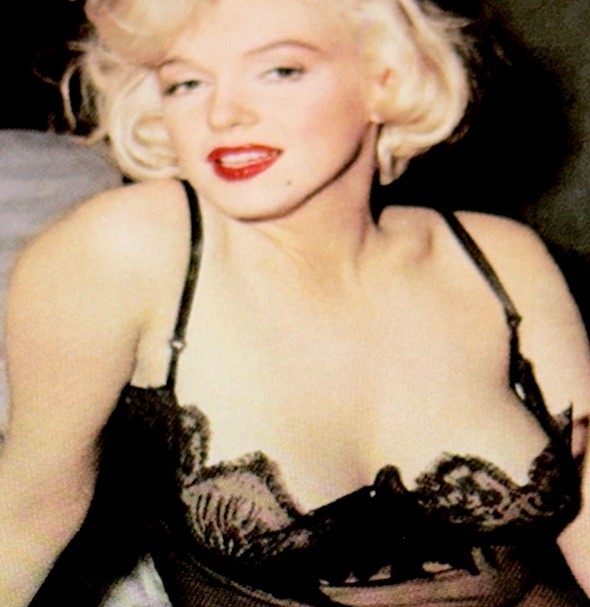 MARILYN MONROE STICKER✨💋✨❤️✨💋✨3 3/8” x 2 5/8”✨VINTAGE✨CUTE✨HOT🔥SEXY✨🖤❤️‍🔥💫