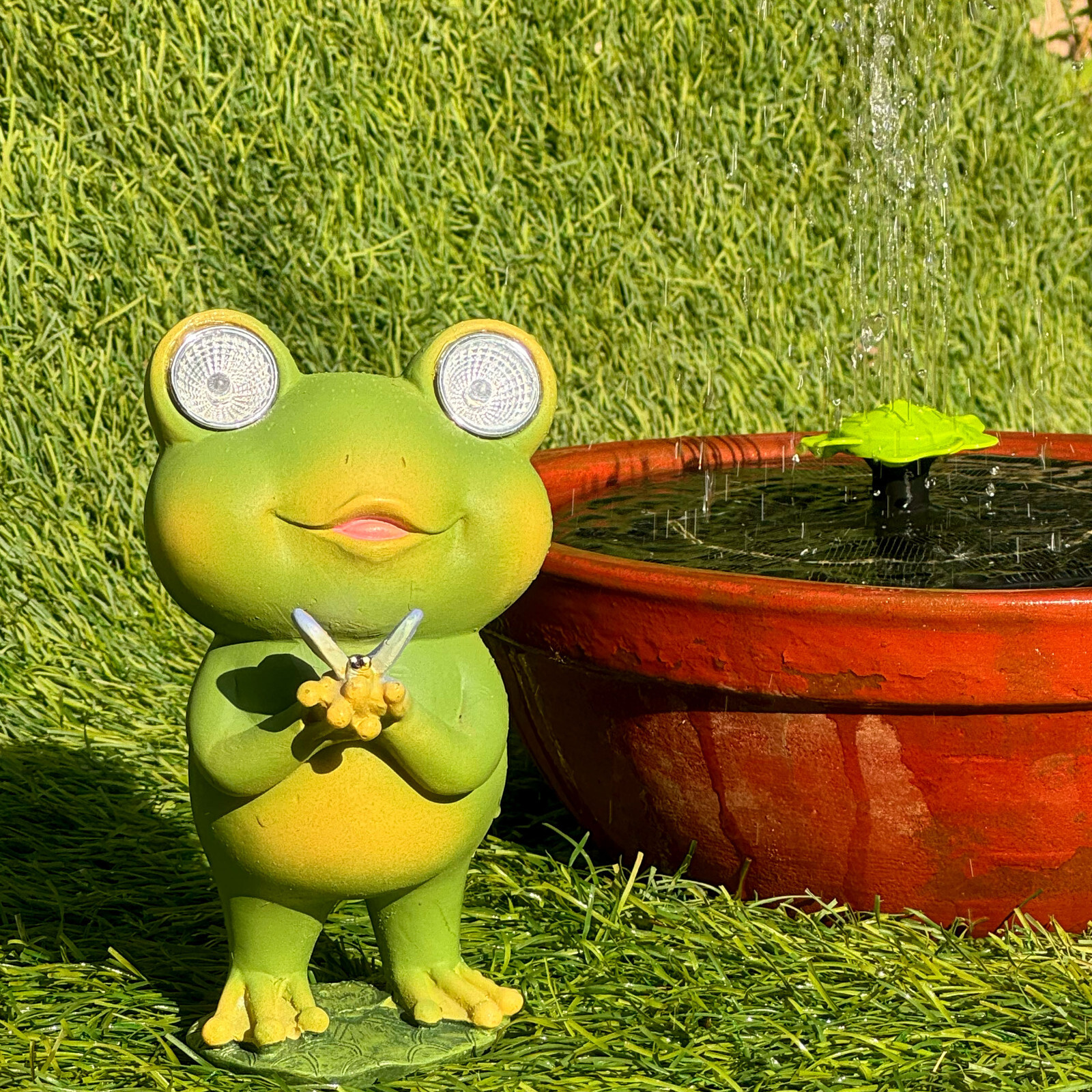KRAFTSKALA Playful Solar-Powered Resin Adorable Frog Statue – Auto Light-Up Eyes