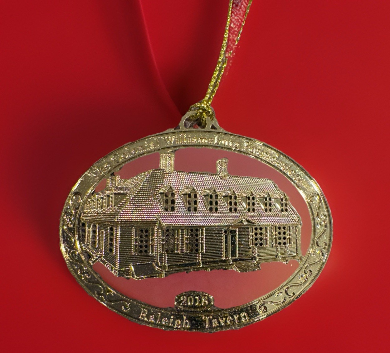 2018 Colonial Williamsburg Raleigh Tavern Oval Gold Finish Christmas Ornament
