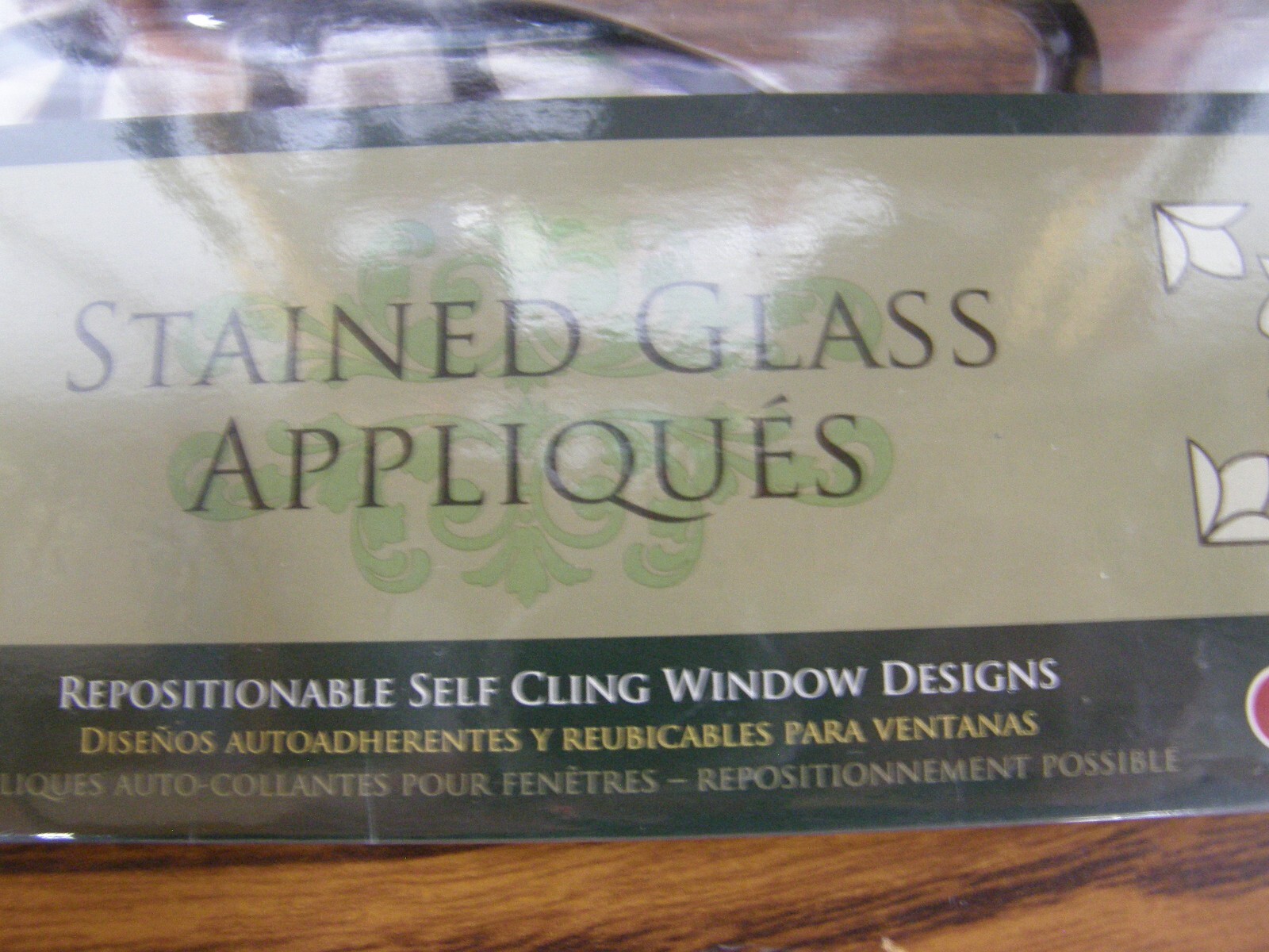 9260)Brewster Home Fashions Essex Clear/Black Stained-Glass Appliqué 10.5 x 7.7"