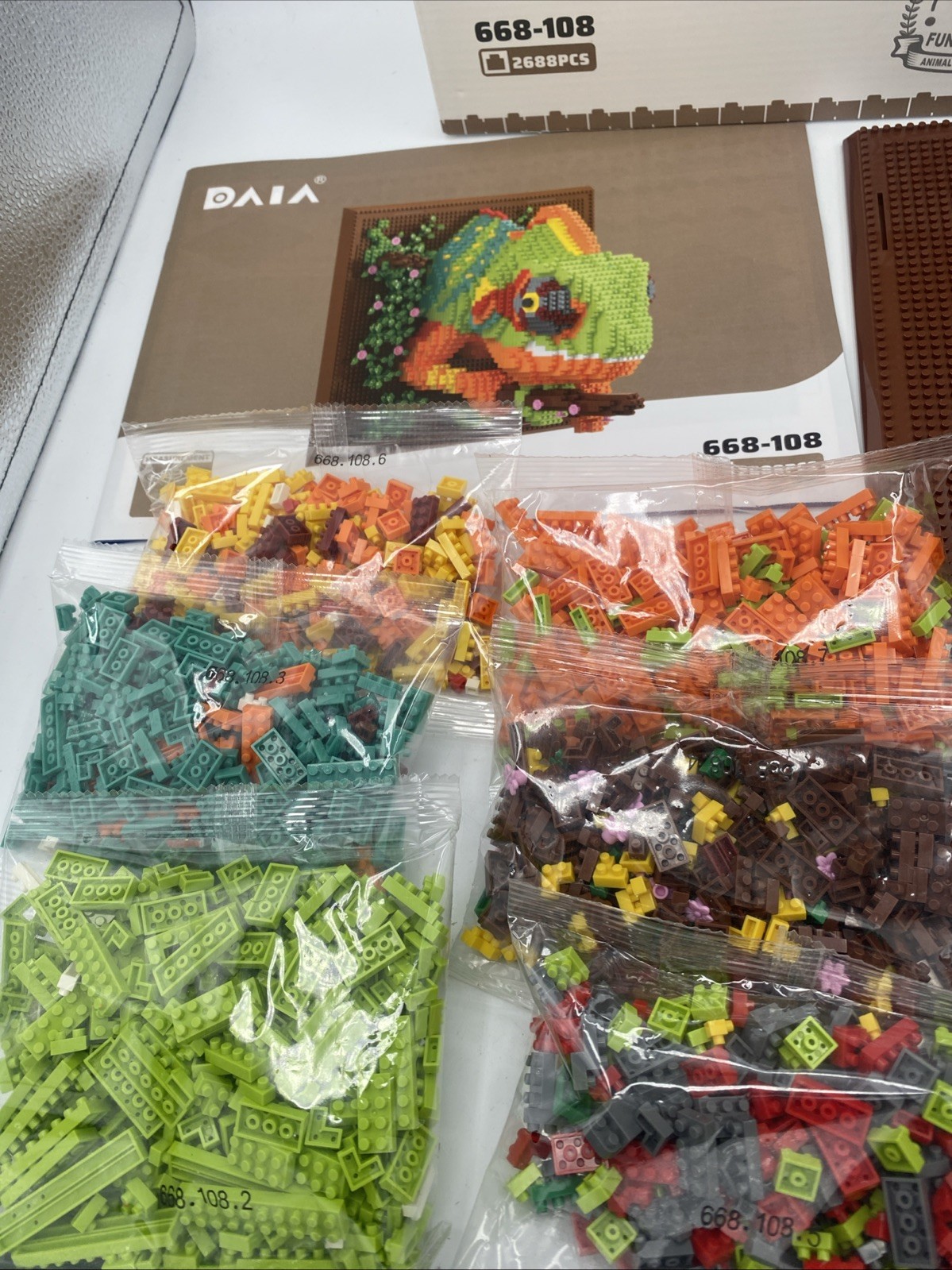 Days Wall Art Chameleon Building Set Mini Building Blocks 668-108 Open Box