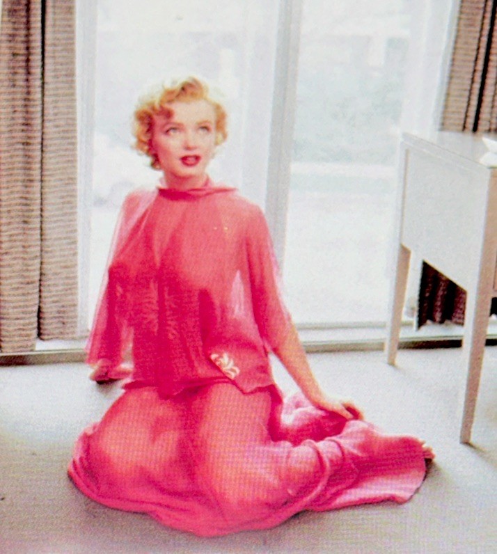 MARILYN MONROE STICKER✨💋✨💖✨💋✨3 3/8” x 2 3/8”✨VINTAGE✨SEXY✨CUTE✨POSING✨🔥