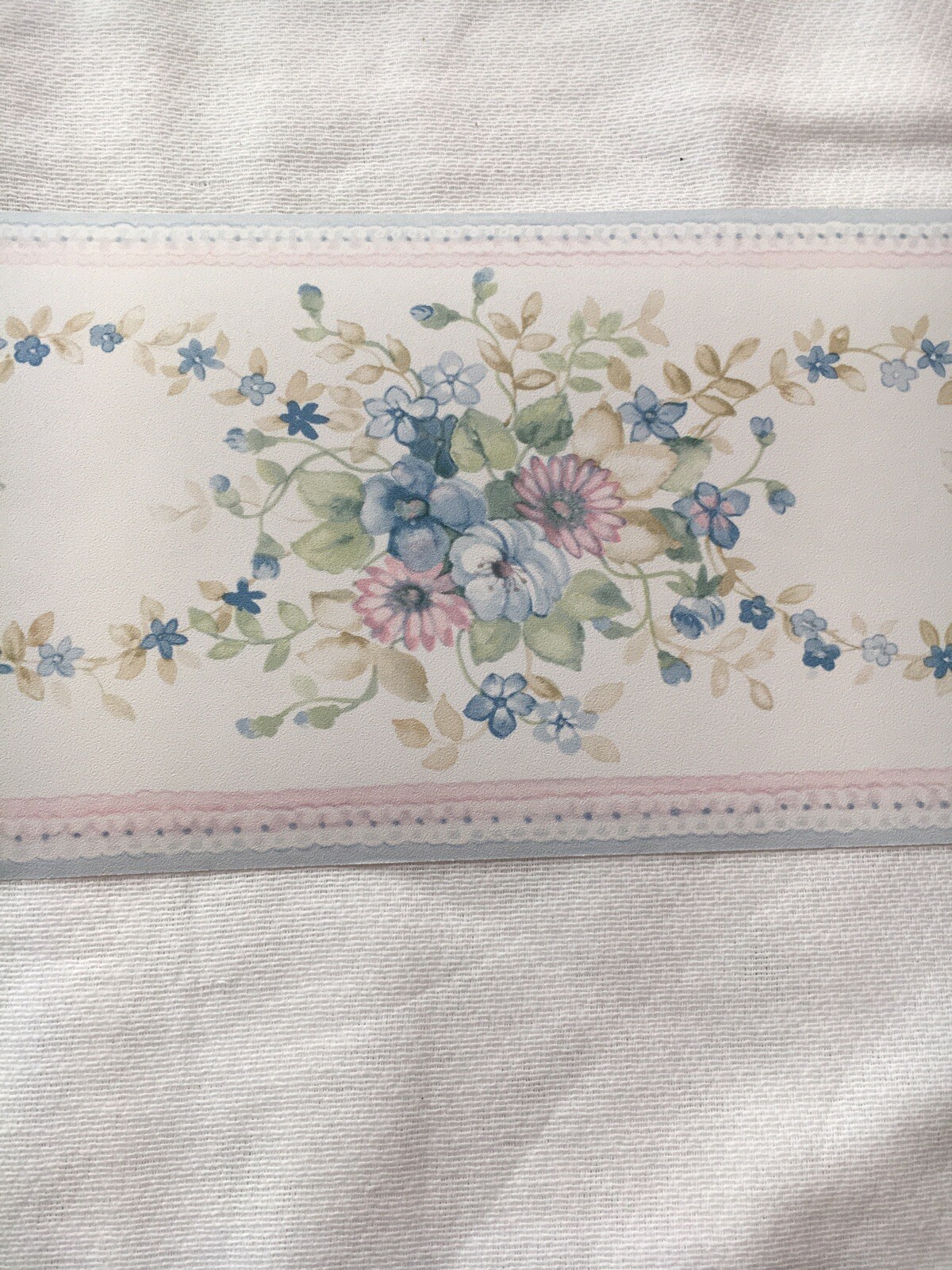 DAINTY PINK & BLUE FLOWERS VINED TOGETHER THEMED WALLPAPER BORDER. NEW!