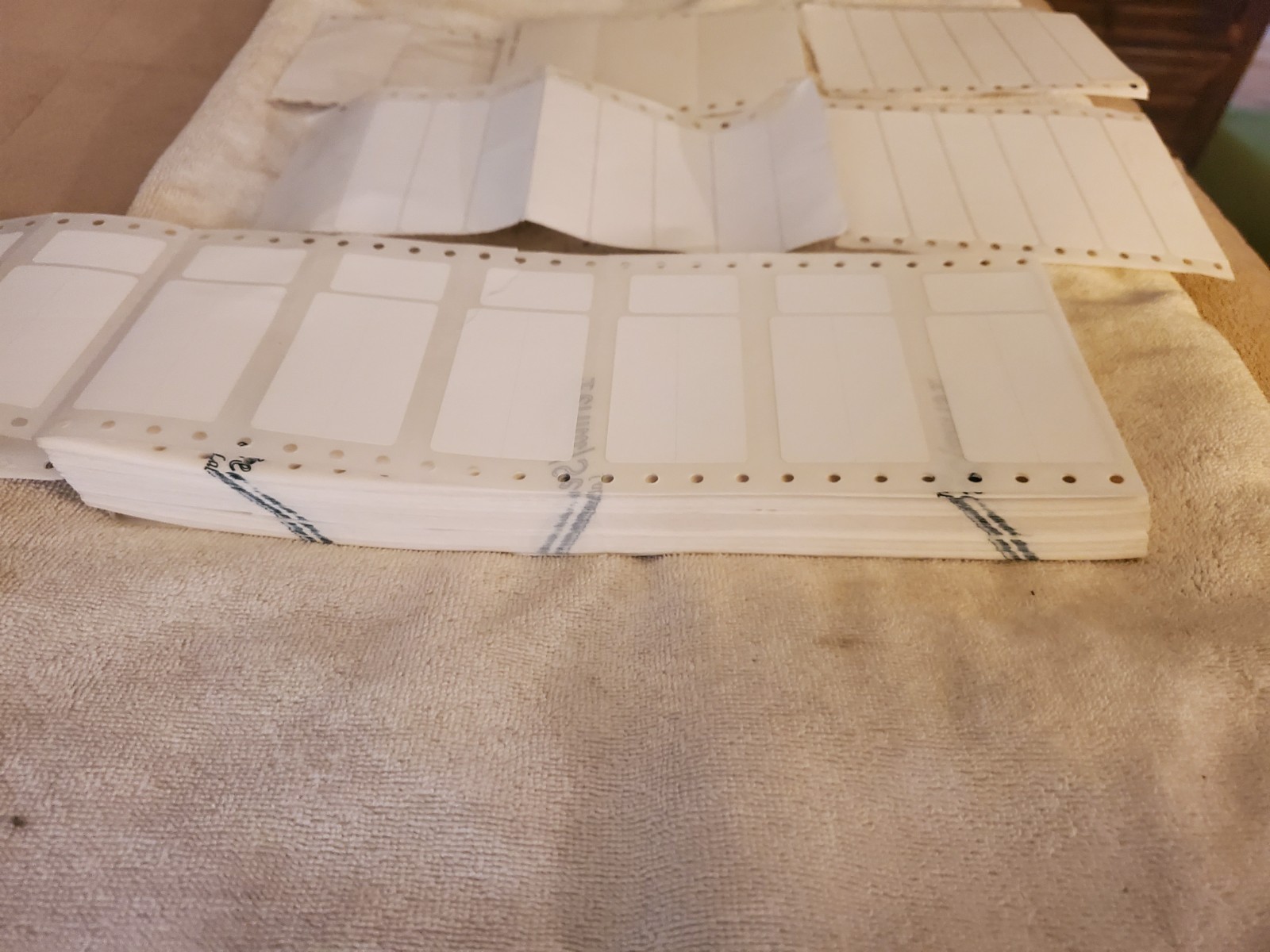 Peel & Stick White Labels Various Shapes x 2100 4 Different Sizes Many Uses