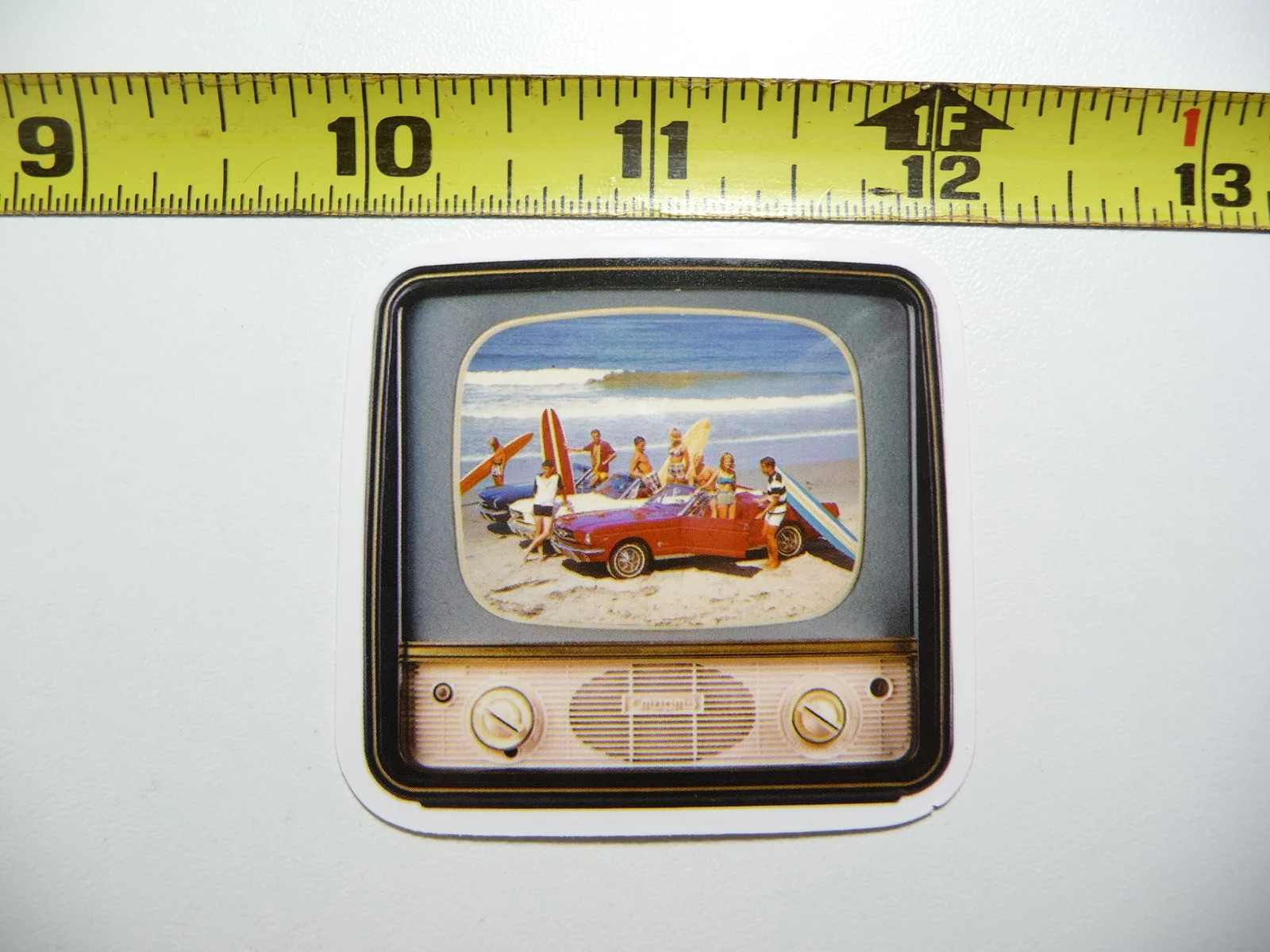 RETRO CARS ON BEACH SUR SURFING SMALL STICKER DECAL SCREEN IMAGE OLD TV FUNNY
