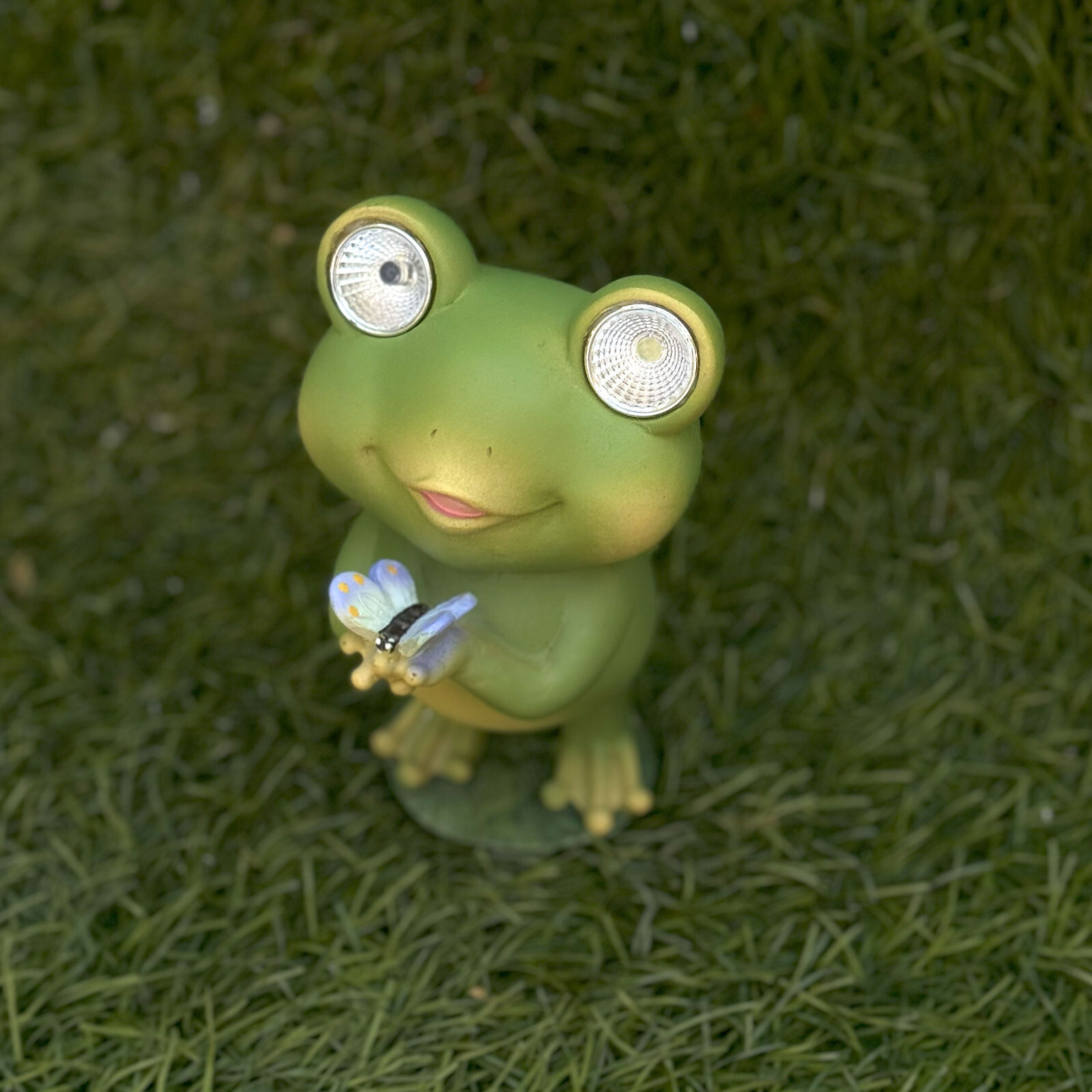 KRAFTSKALA Playful Solar-Powered Resin Adorable Frog Statue – Auto Light-Up Eyes