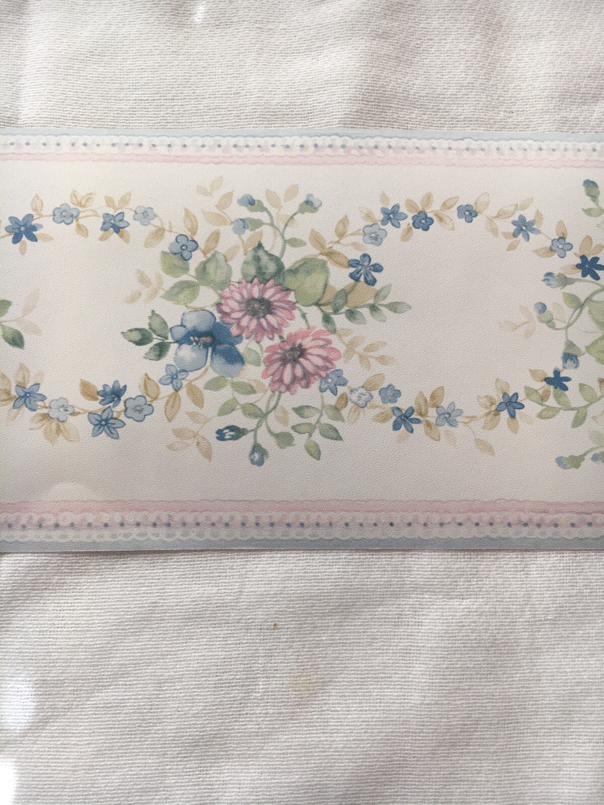 DAINTY PINK & BLUE FLOWERS VINED TOGETHER THEMED WALLPAPER BORDER. NEW!