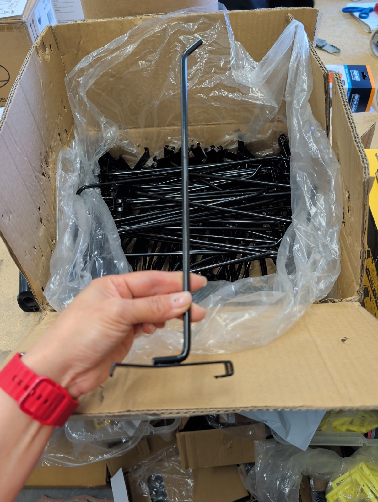 Econoco BLK/H12 Black Grid Panel Hook (Pack of 96)