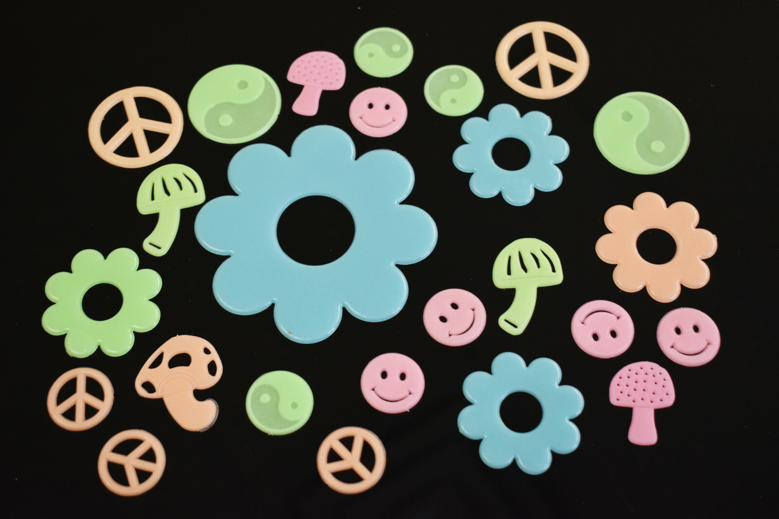 DirectGlow 24pc Glow in the Dark Luminous Sixties Plastic Fun Wall Ceiling Decor