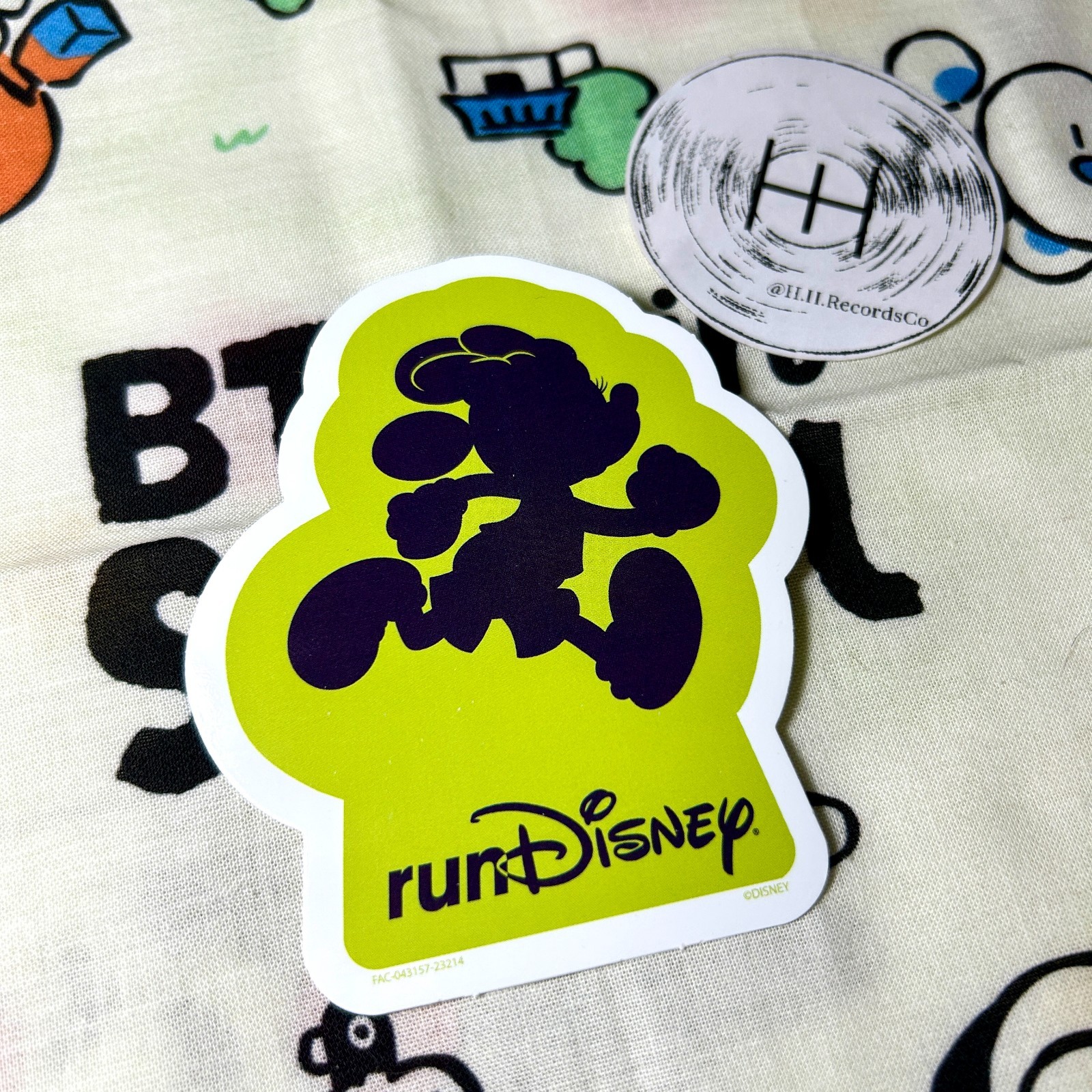 Official Disney Minnie Mouse runDisney Disneyland Grn 3×3.5 Vinyl Sticker Decal