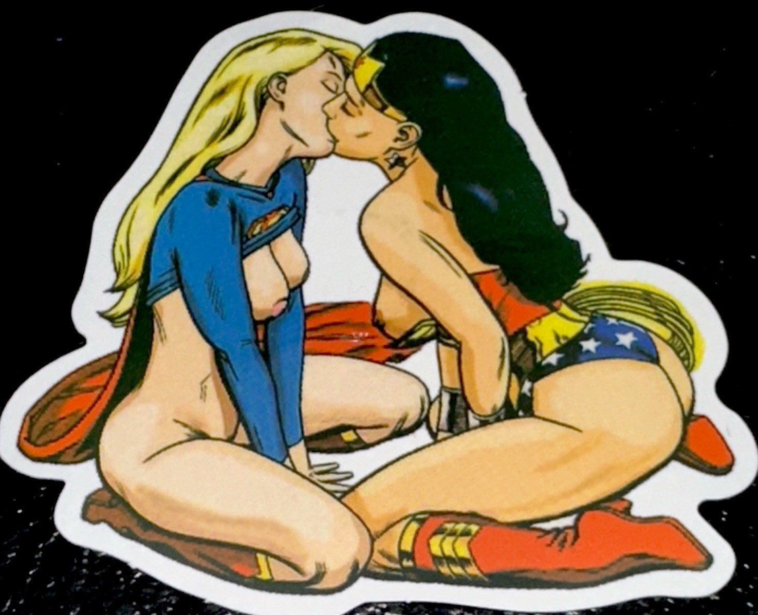 WONDER WOMAN & SUPERGIRL STICKER✨💋⭐️💋⭐️💋✨2 1/2” X 2 1/4”✨KISS✨AWESOME✨⭐️💫
