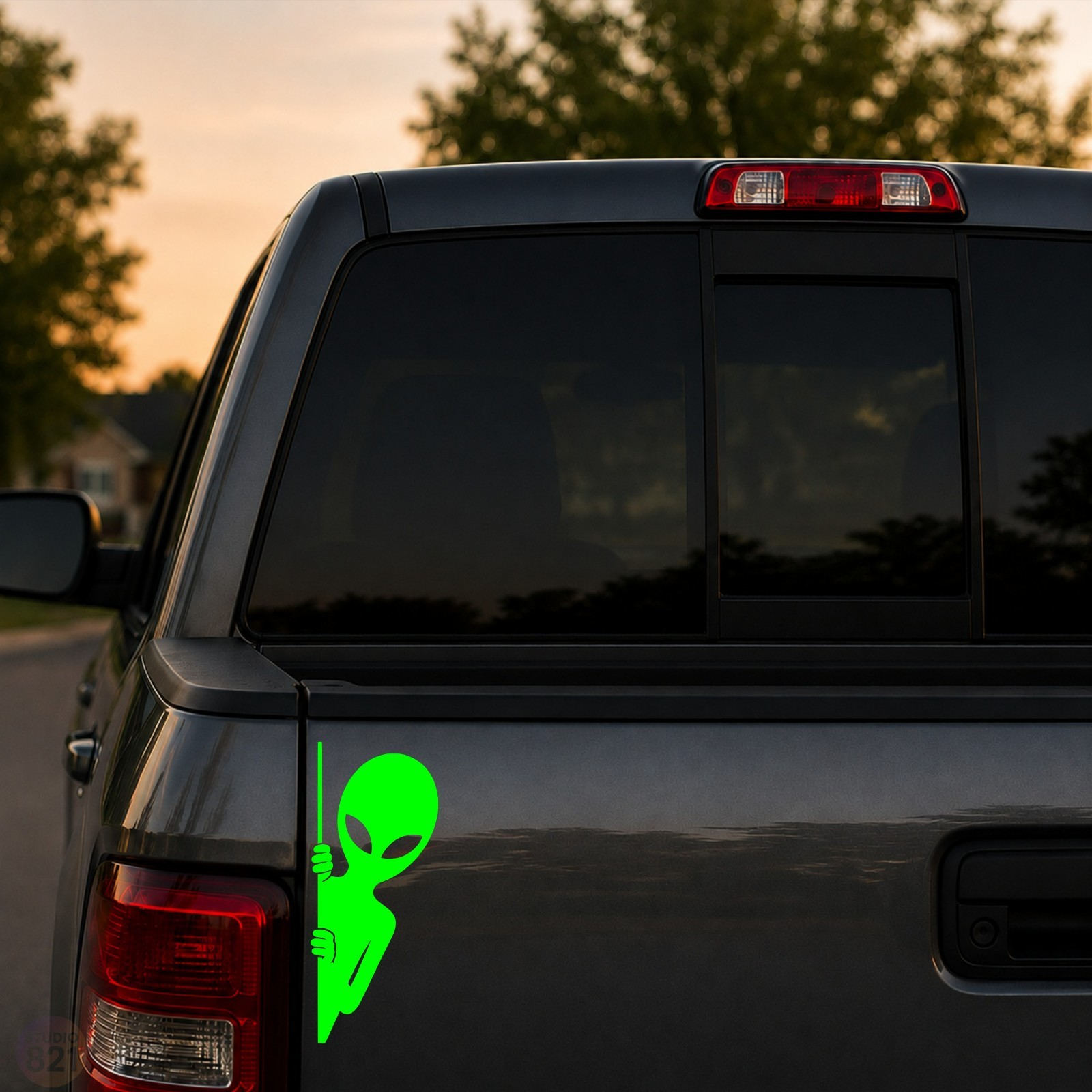 Alien Peeking Vinyl Decal Sticker – UFO – UAP Extraterrestrial Sci‑Fi Car Truck