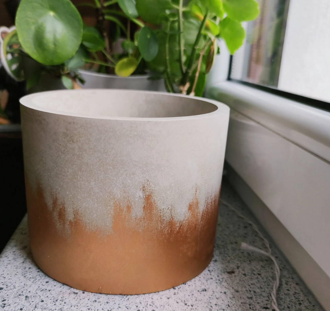 Flower pot concrete in bronze, weather resistant