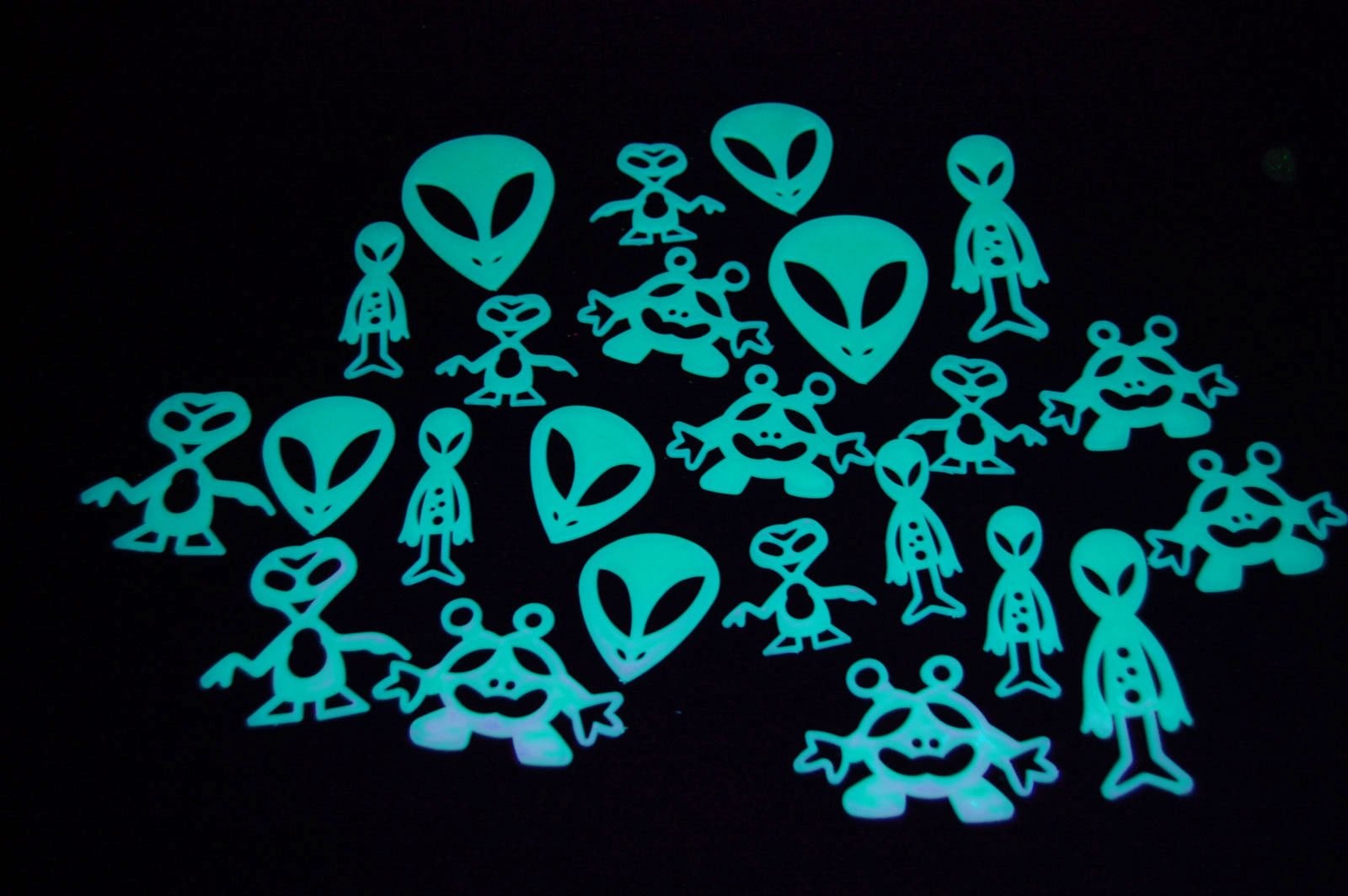 DirectGlow 24 Piece Glow in the Dark Aliens Wall Ceiling 1.25 inches, green