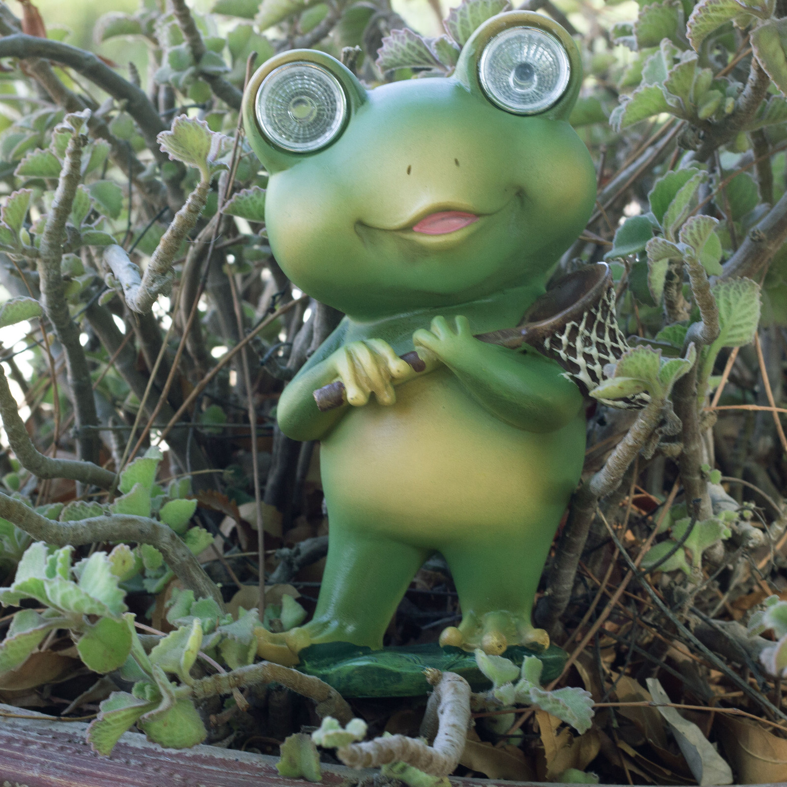 KRAFTSKALA Playful Solar-Powered Resin Adorable Frog Statue–Garden-Indoor Decor