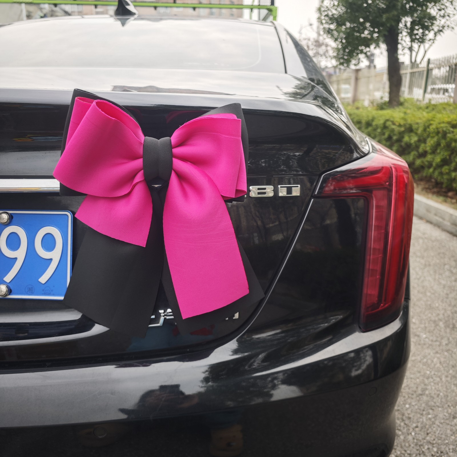 The bow tie stickers can be used on cars, at home, and in other scenarios