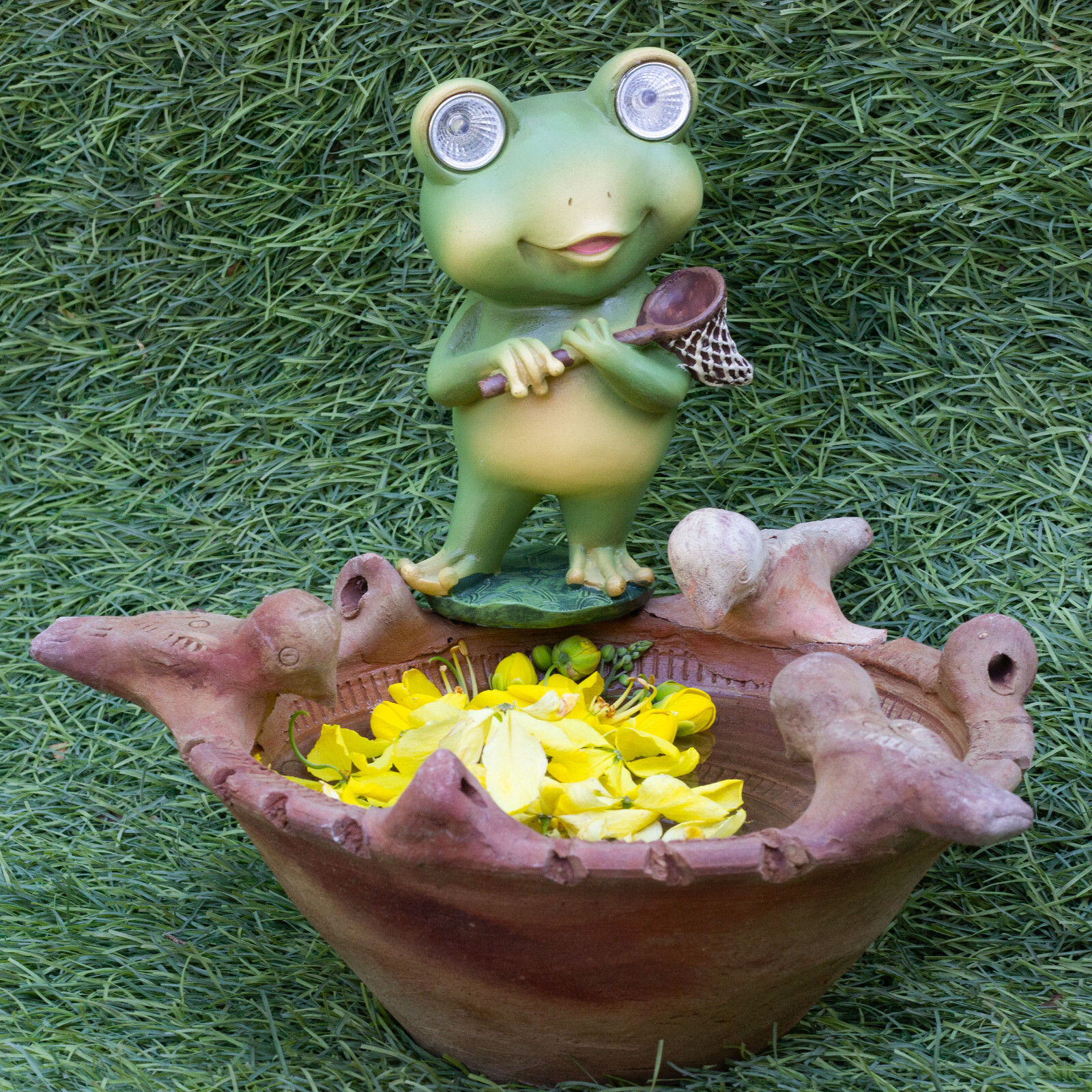 KRAFTSKALA Playful Solar-Powered Resin Adorable Frog Statue–Garden-Indoor Decor