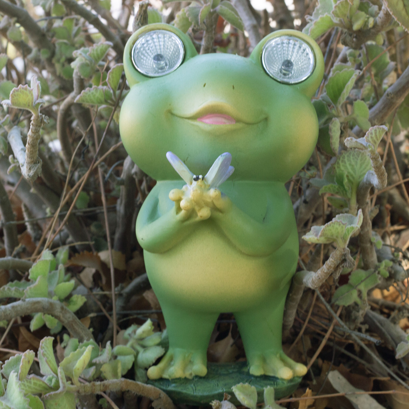 KRAFTSKALA Playful Solar-Powered Resin Adorable Frog Statue – Auto Light-Up Eyes
