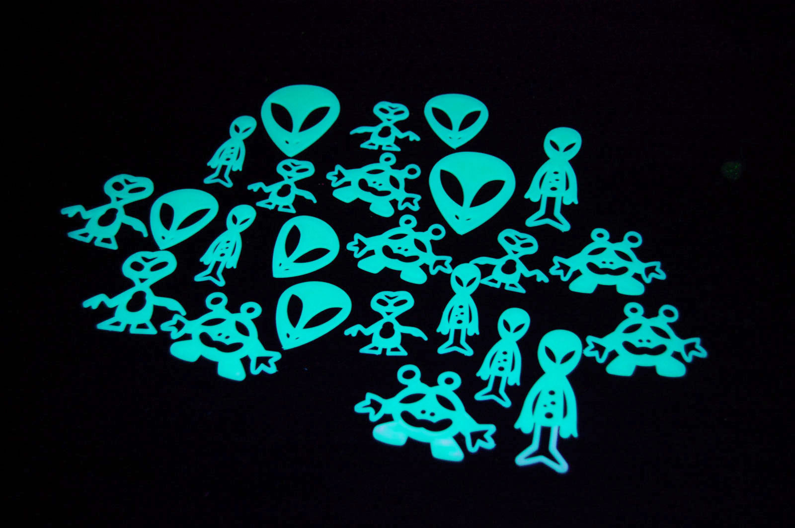 DirectGlow 24pc Glow in the Dark Luminous Space Aliens Wall Ceiling Kids Decor