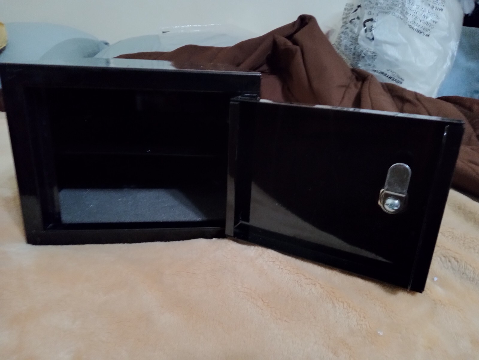 Black Metal Lock Box• Removable Shelf• 2 Keys• 13L x 9W x 7H• Great 4 Handguns!