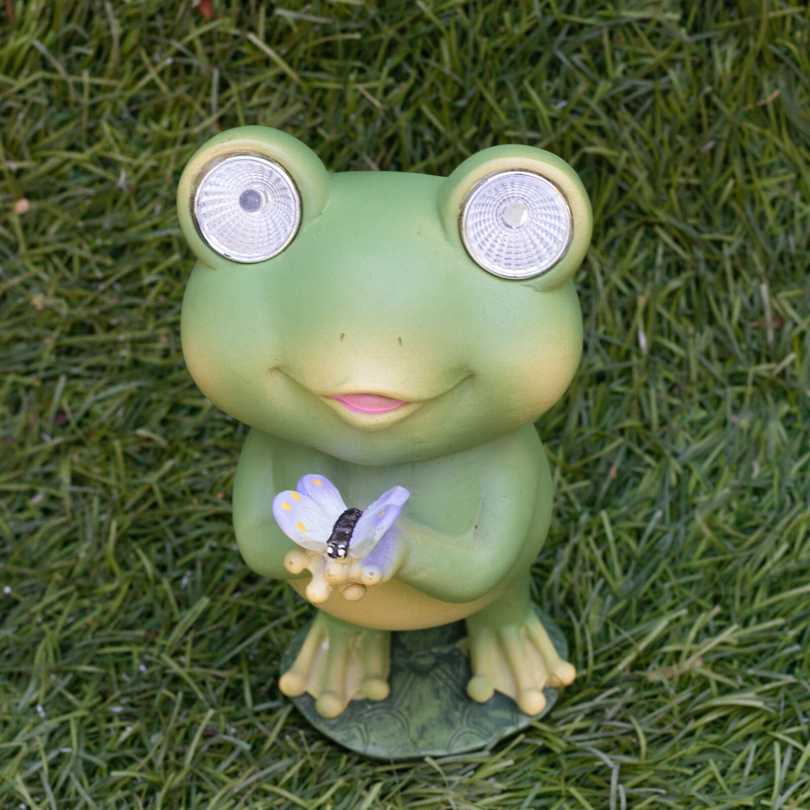 KRAFTSKALA Playful Solar-Powered Resin Adorable Frog Statue – Auto Light-Up Eyes