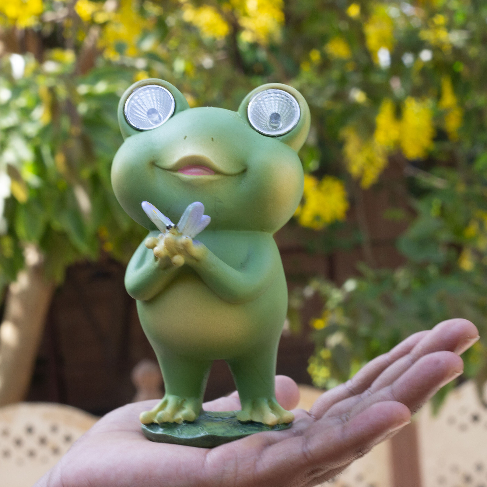 KRAFTSKALA Playful Solar-Powered Resin Adorable Frog Statue – Auto Light-Up Eyes