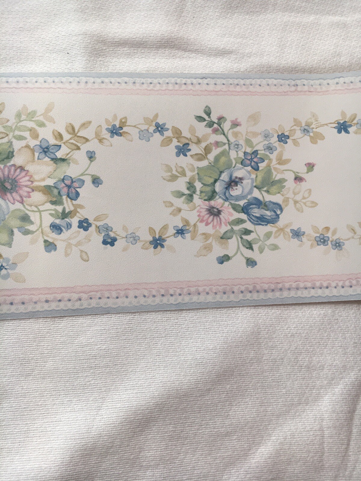 DAINTY PINK & BLUE FLOWERS VINED TOGETHER THEMED WALLPAPER BORDER. NEW!