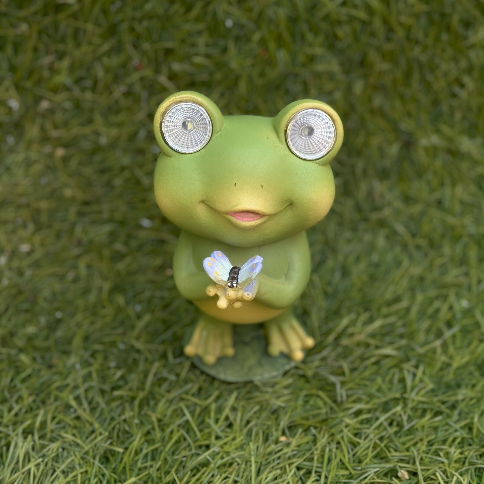 KRAFTSKALA Playful Solar-Powered Resin Adorable Frog Statue – Auto Light-Up Eyes