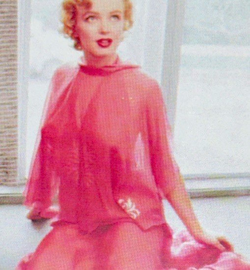 MARILYN MONROE STICKER✨💋✨💖✨💋✨3 3/8” x 2 3/8”✨VINTAGE✨SEXY✨CUTE✨POSING✨🔥
