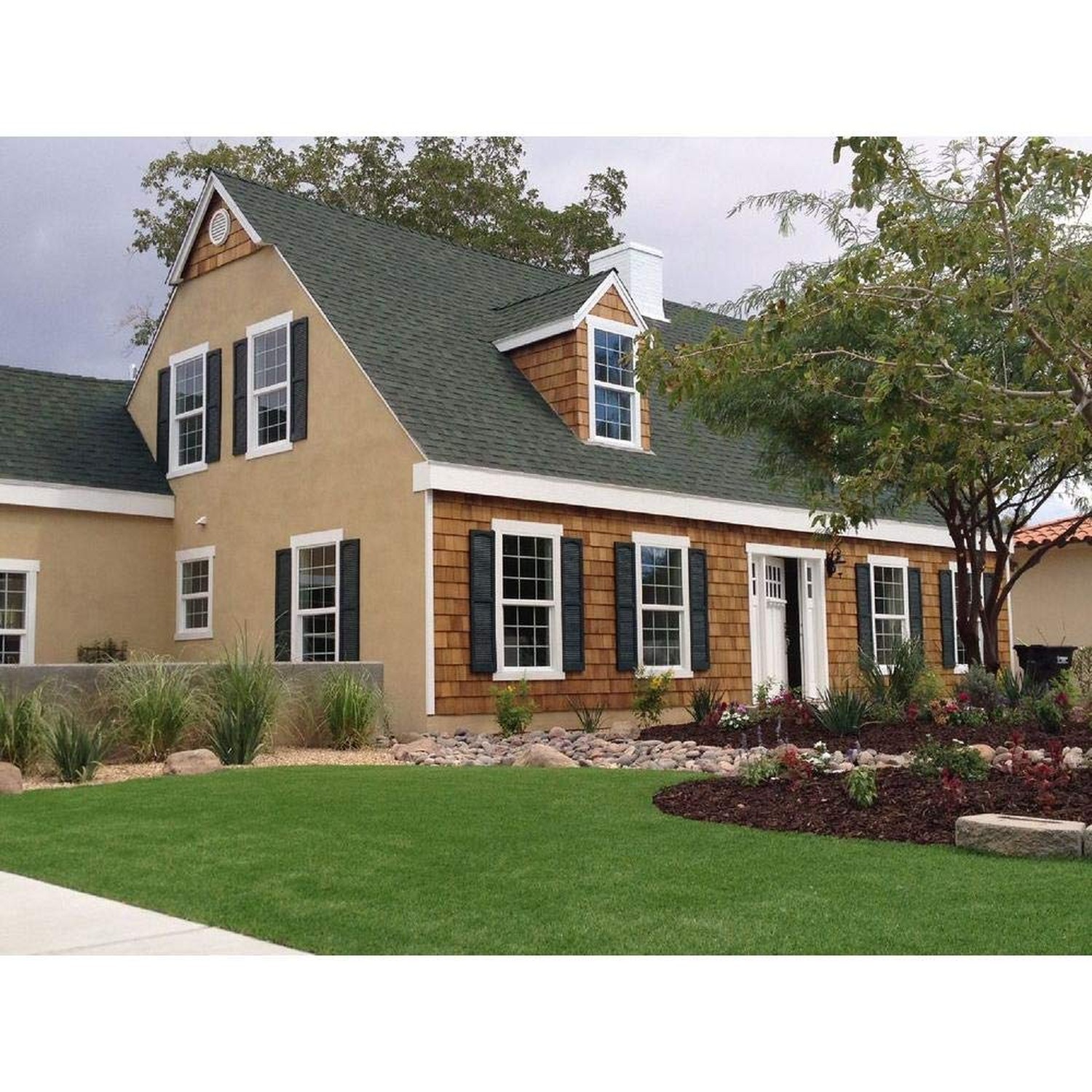 Ekena Millwork LL1S12X02500BW Lifetime Vinyl Standard Cathedral Top Center Mu…